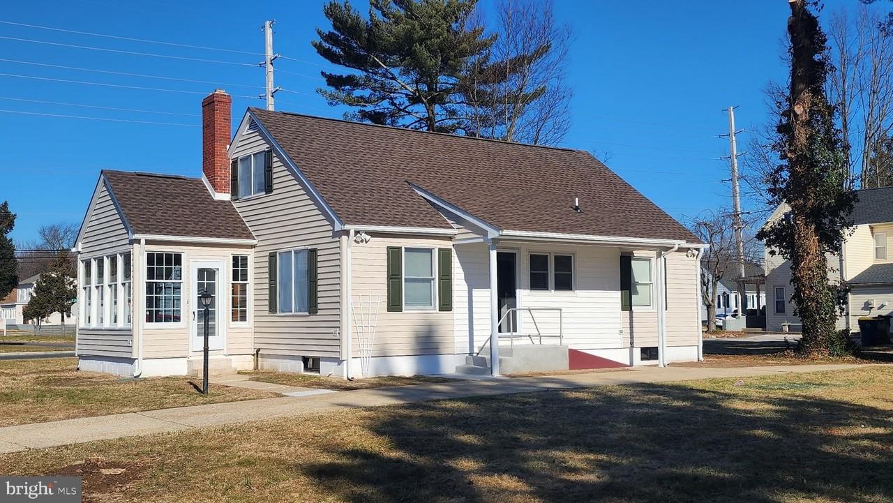 706 E Division St - Photo 3 of 20