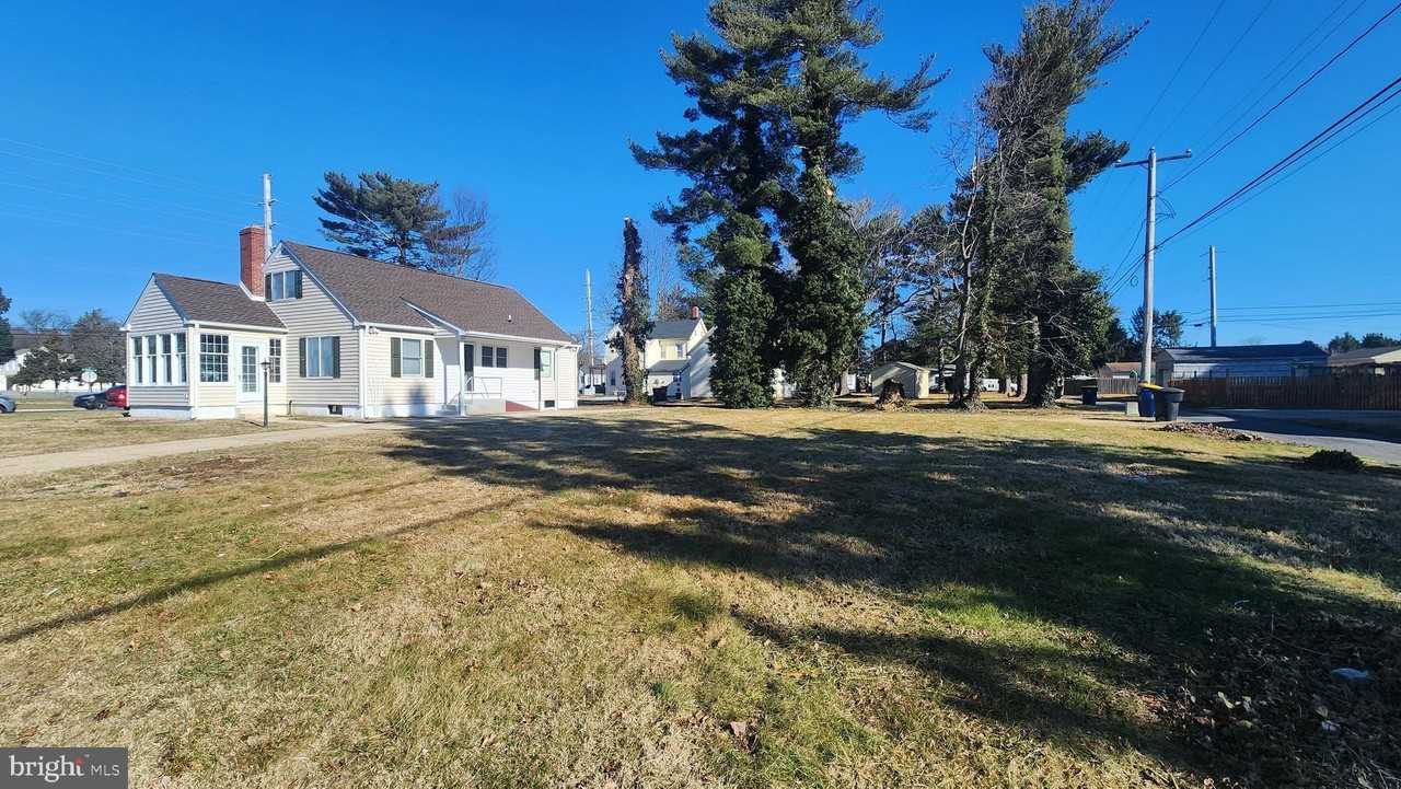 706 E Division St - Photo 4 of 20