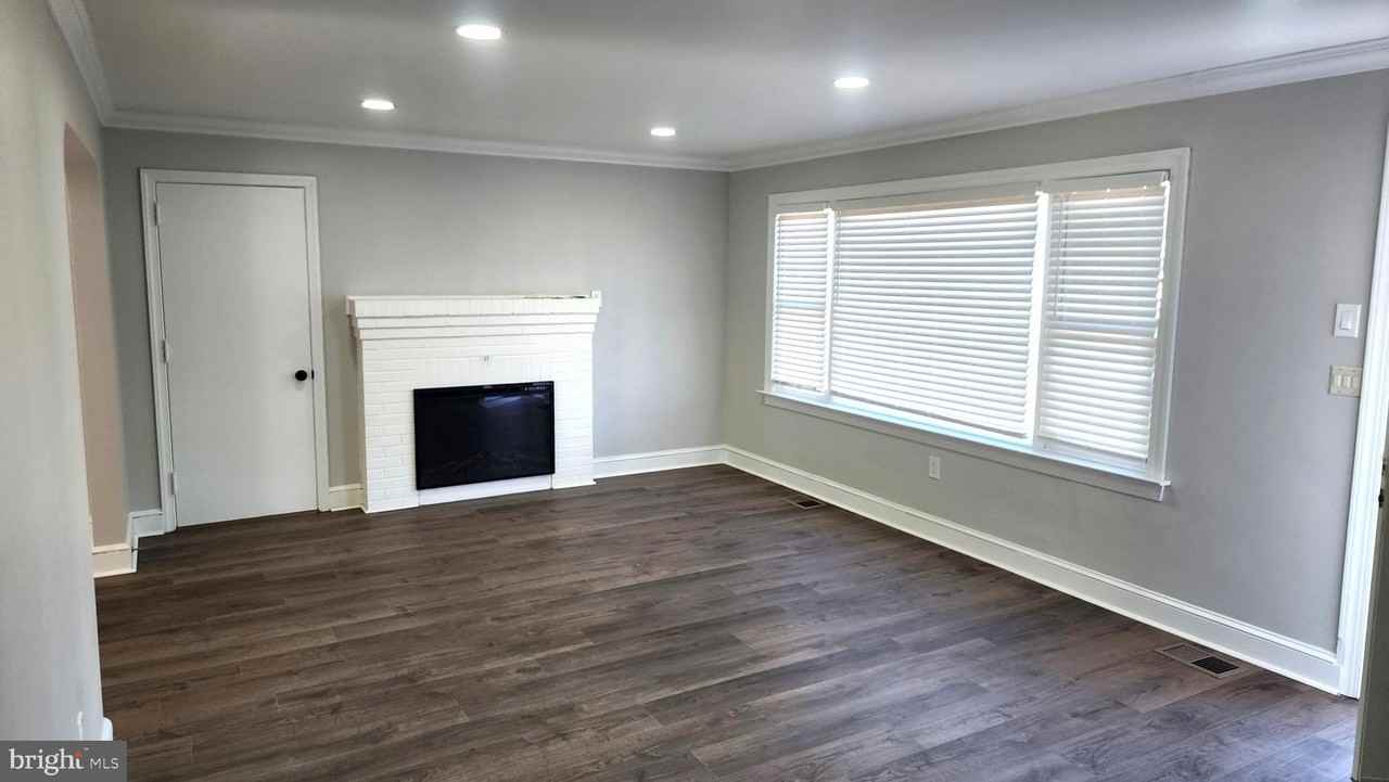 706 E Division St - Photo 6 of 20