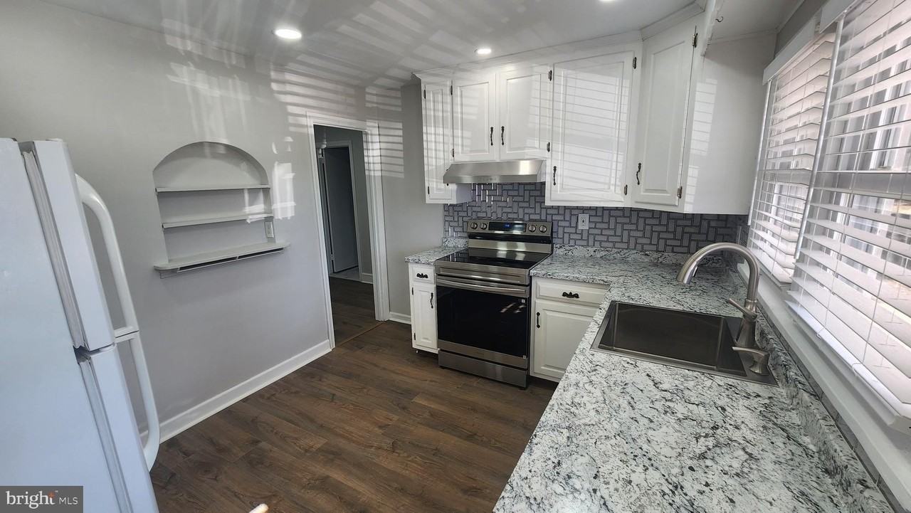 706 E Division St - Photo 7 of 20