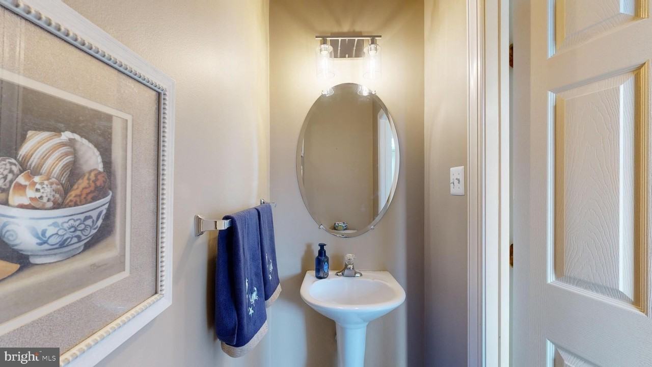 17216 Chatham St - Photo 4 of 44