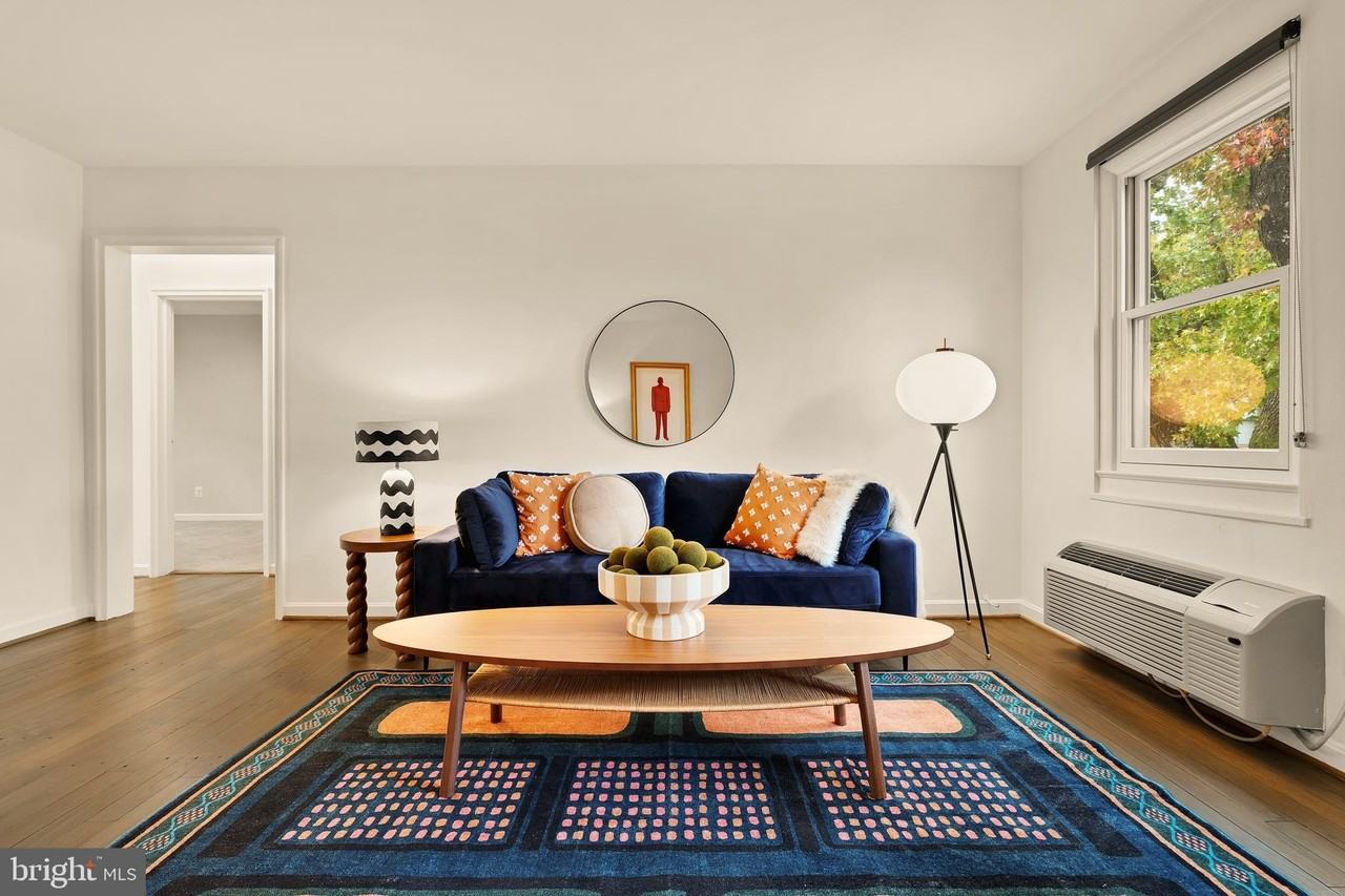 4818 Chevy Chase Dr Apt 303 #303 - Photo 5 of 30