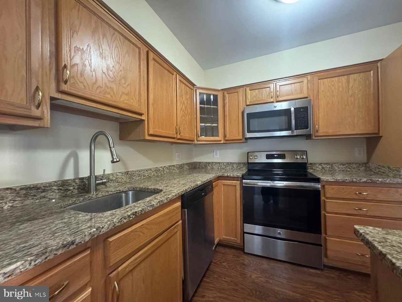 10137 Prince Pl Apt 204-6b #204-6B - Photo 3 of 8