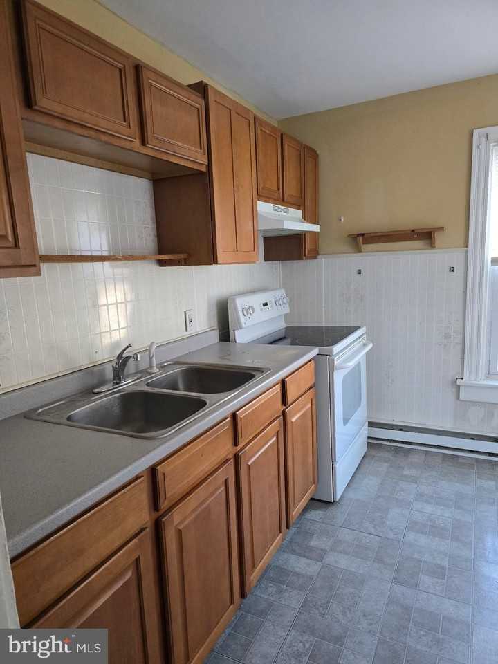 16 - 18 VINE Street - Photo 6 of 8