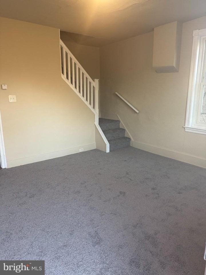 412 E Oak St - Photo 2 of 8