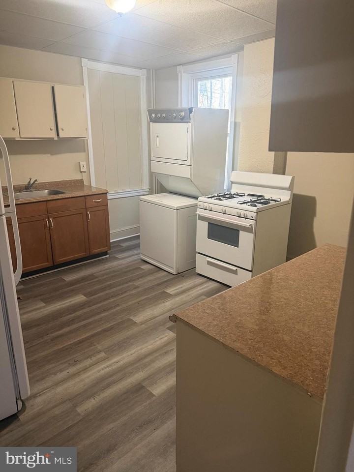 412 E Oak St - Photo 3 of 8