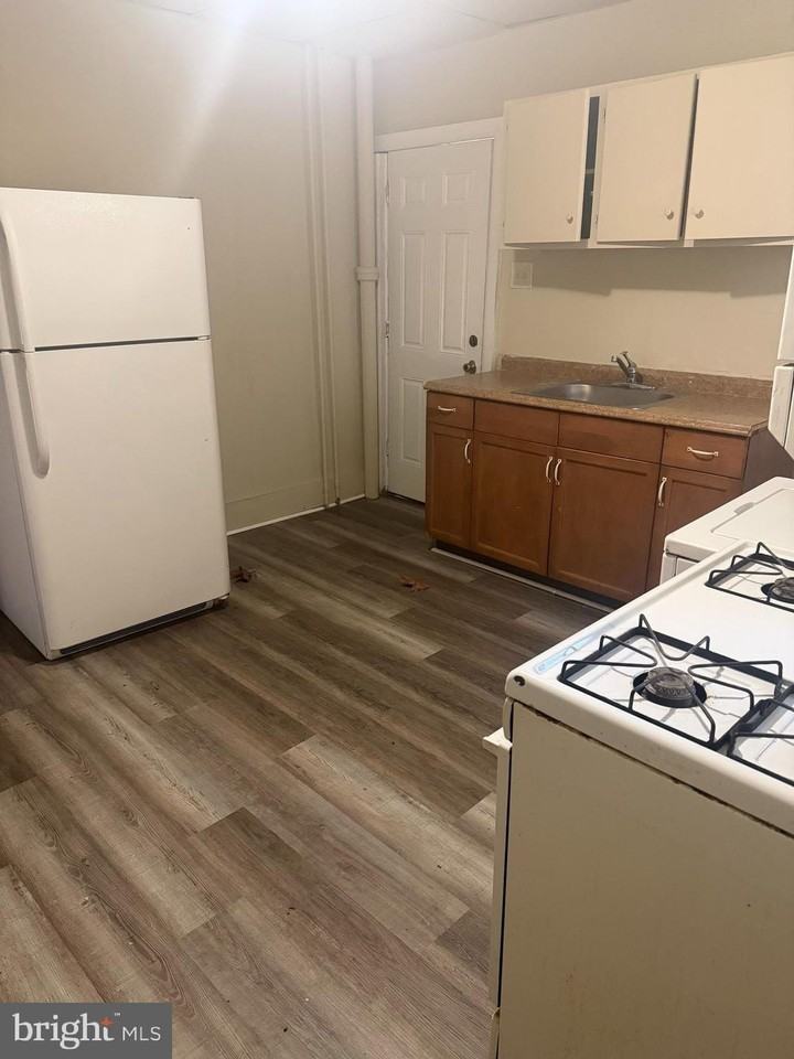 412 E Oak St - Photo 4 of 8