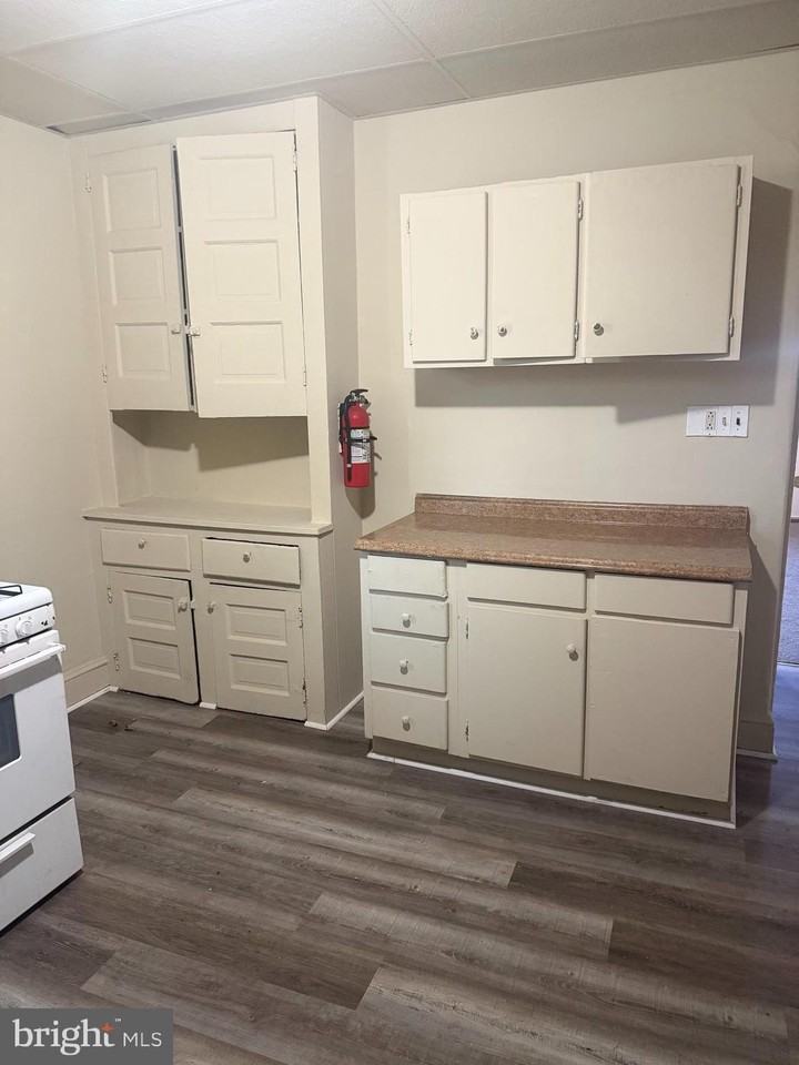 412 E Oak St - Photo 5 of 8