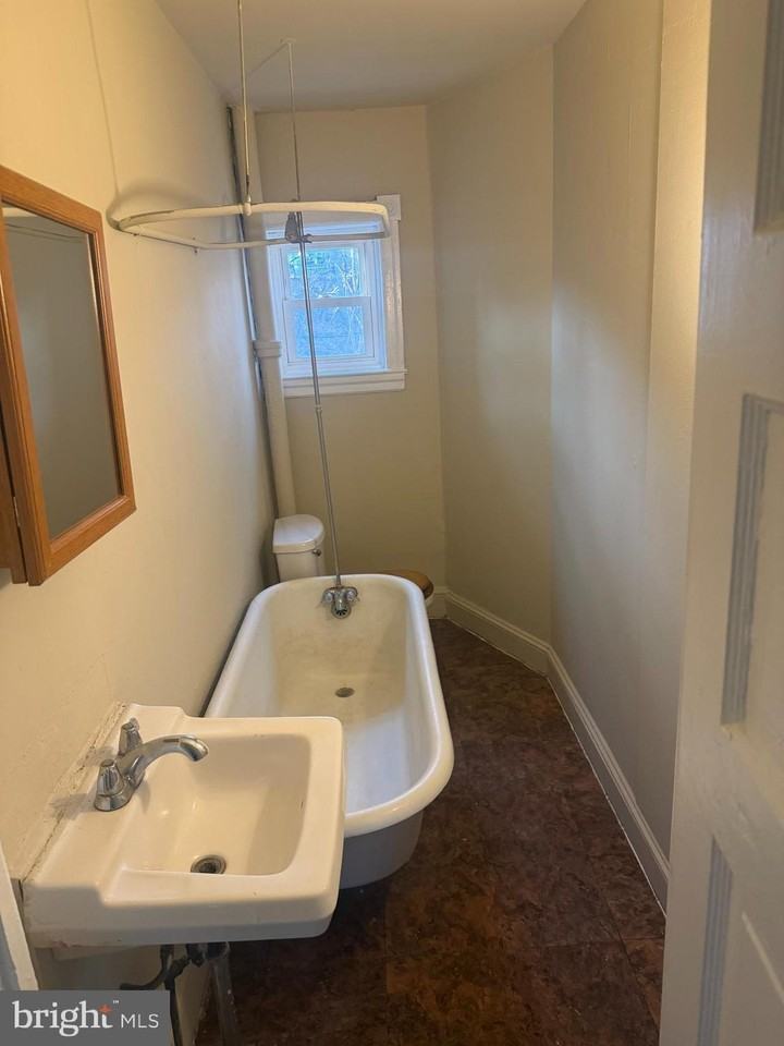 412 E Oak St - Photo 6 of 8