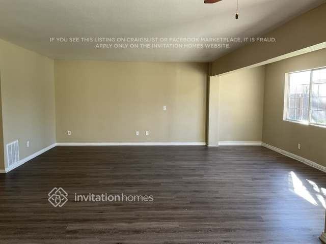 2642 N Maple Ave - Photo 2 of 15