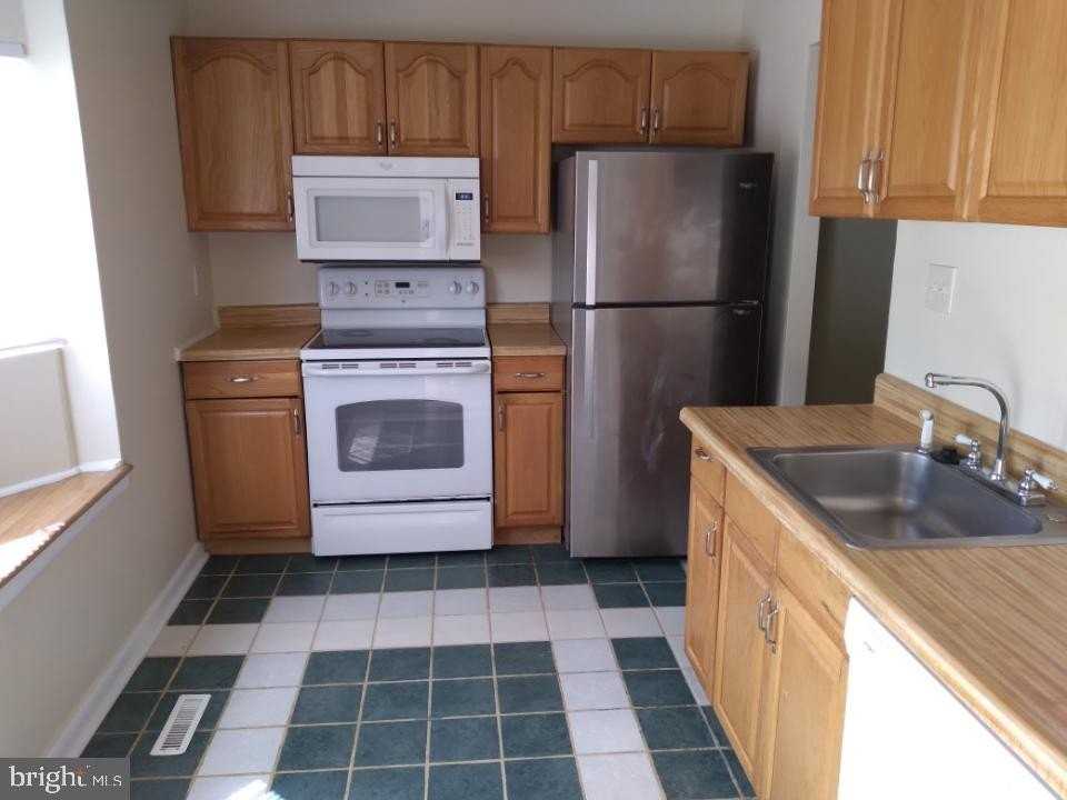 39 Wayside Ct - Photo 2 of 17