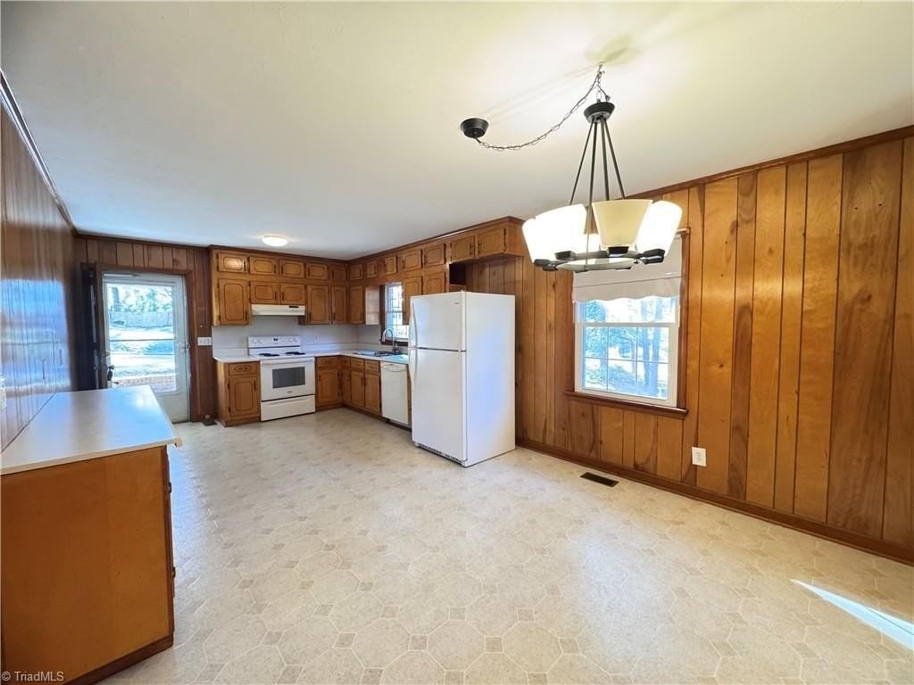 1122 Wells Cir - Photo 4 of 45