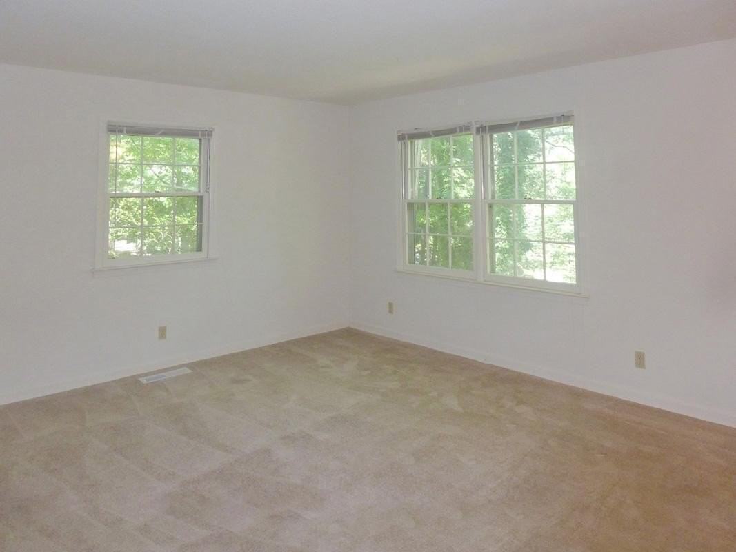 321 Glendale Dr - Photo 3 of 22