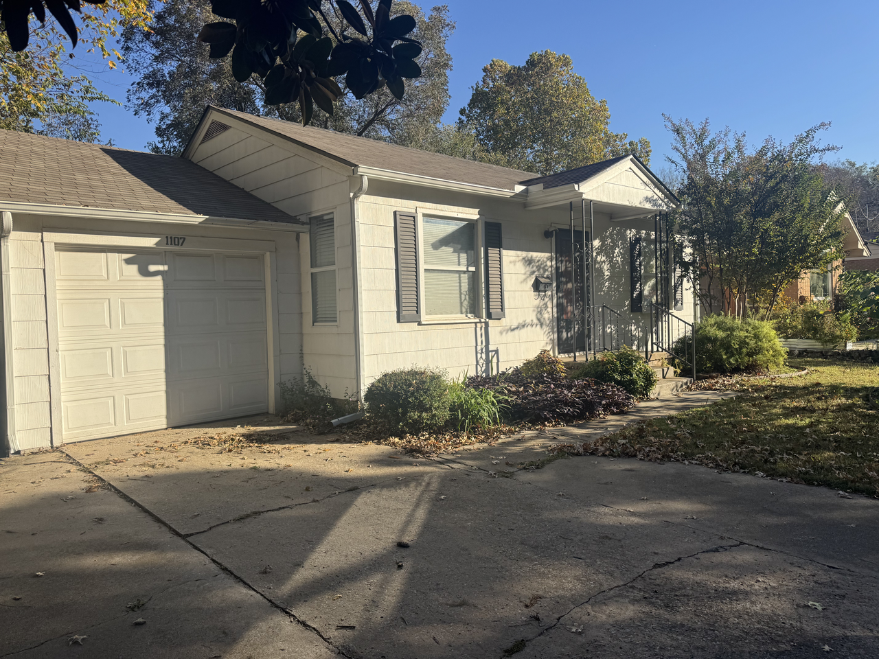 1107 W Apache St - Photo 2 of 2