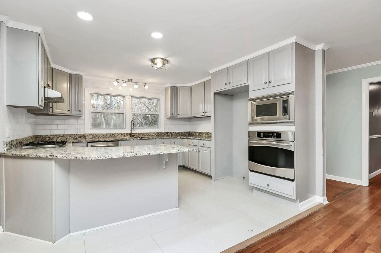 8101 Kerrybrook Cir - Photo 7 of 21