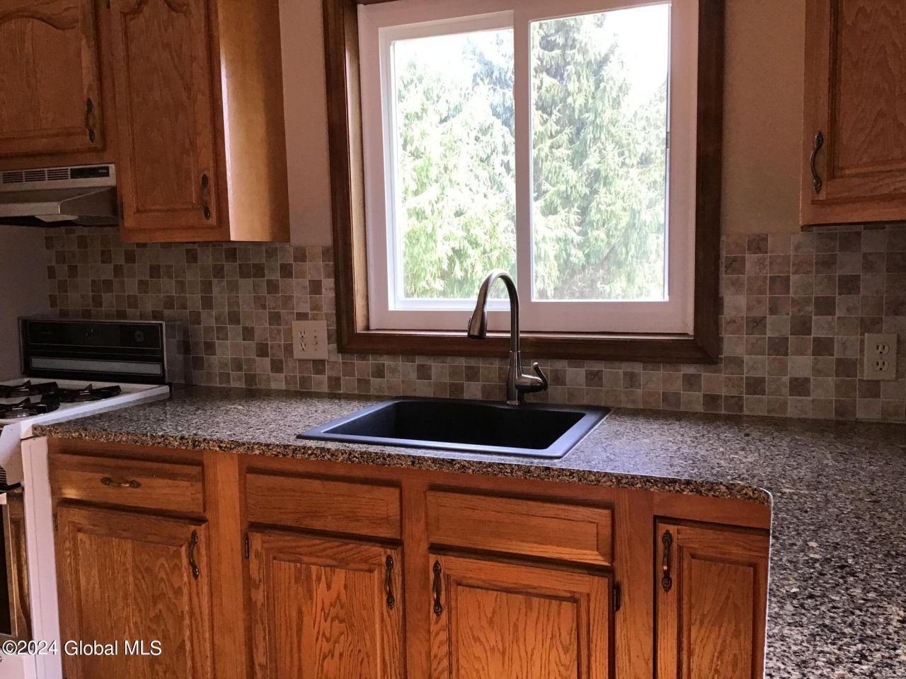 16 Kreiger Ln - Photo 4 of 20