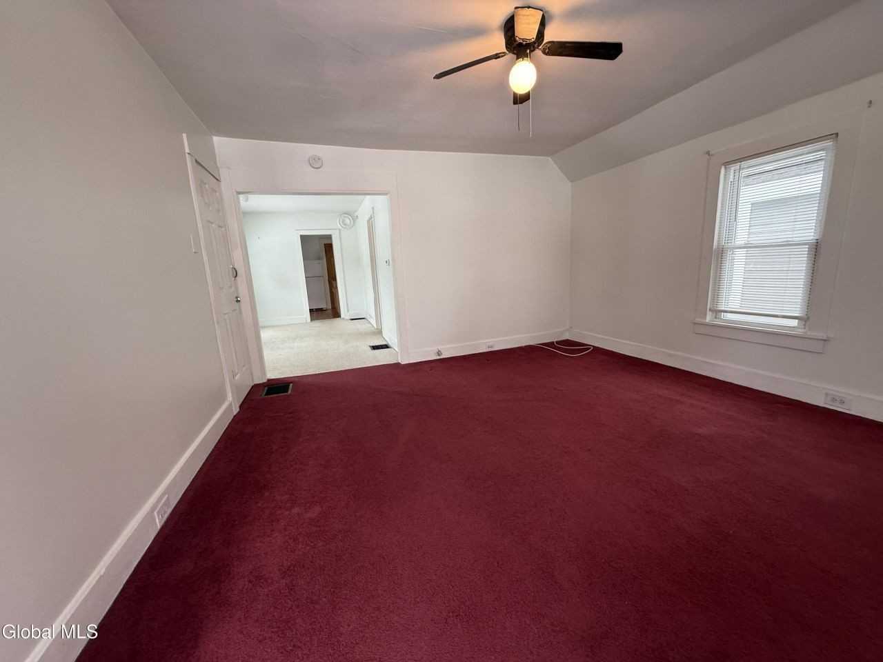 172 Kingsboro Ave - Photo 4 of 11