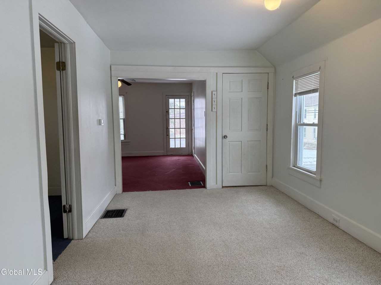 172 Kingsboro Ave - Photo 6 of 11