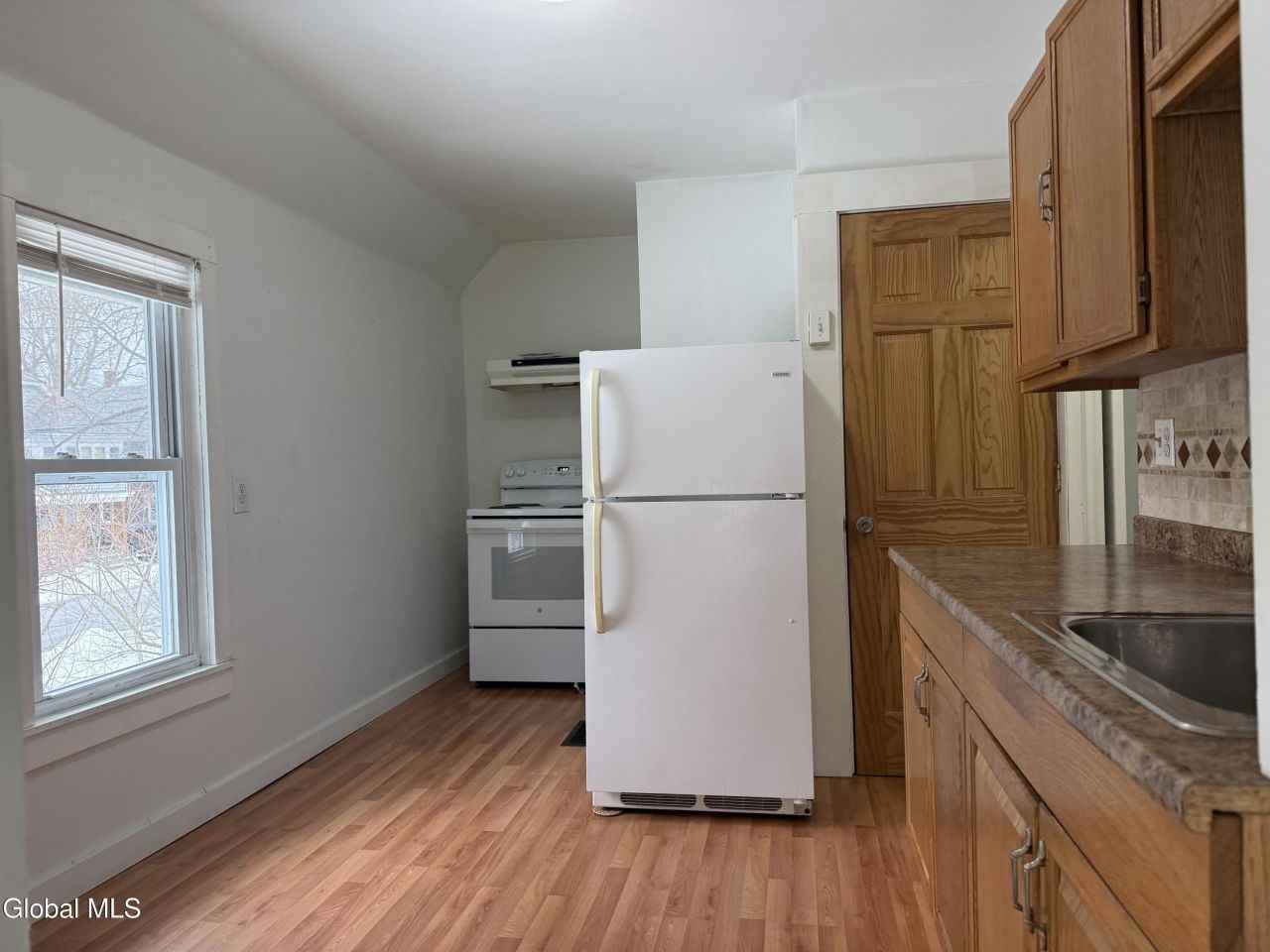 172 Kingsboro Ave - Photo 7 of 11