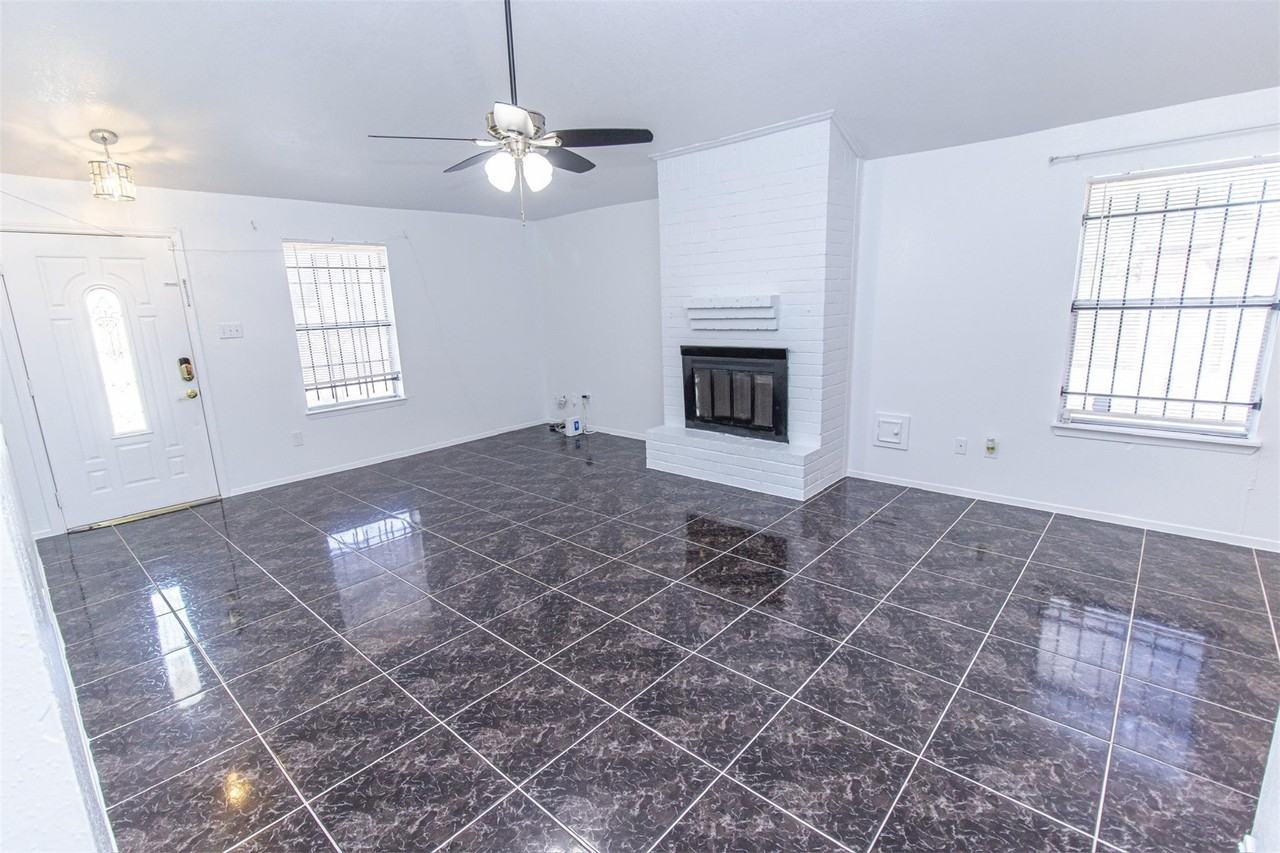 918 Littleport Ln - Photo 2 of 16