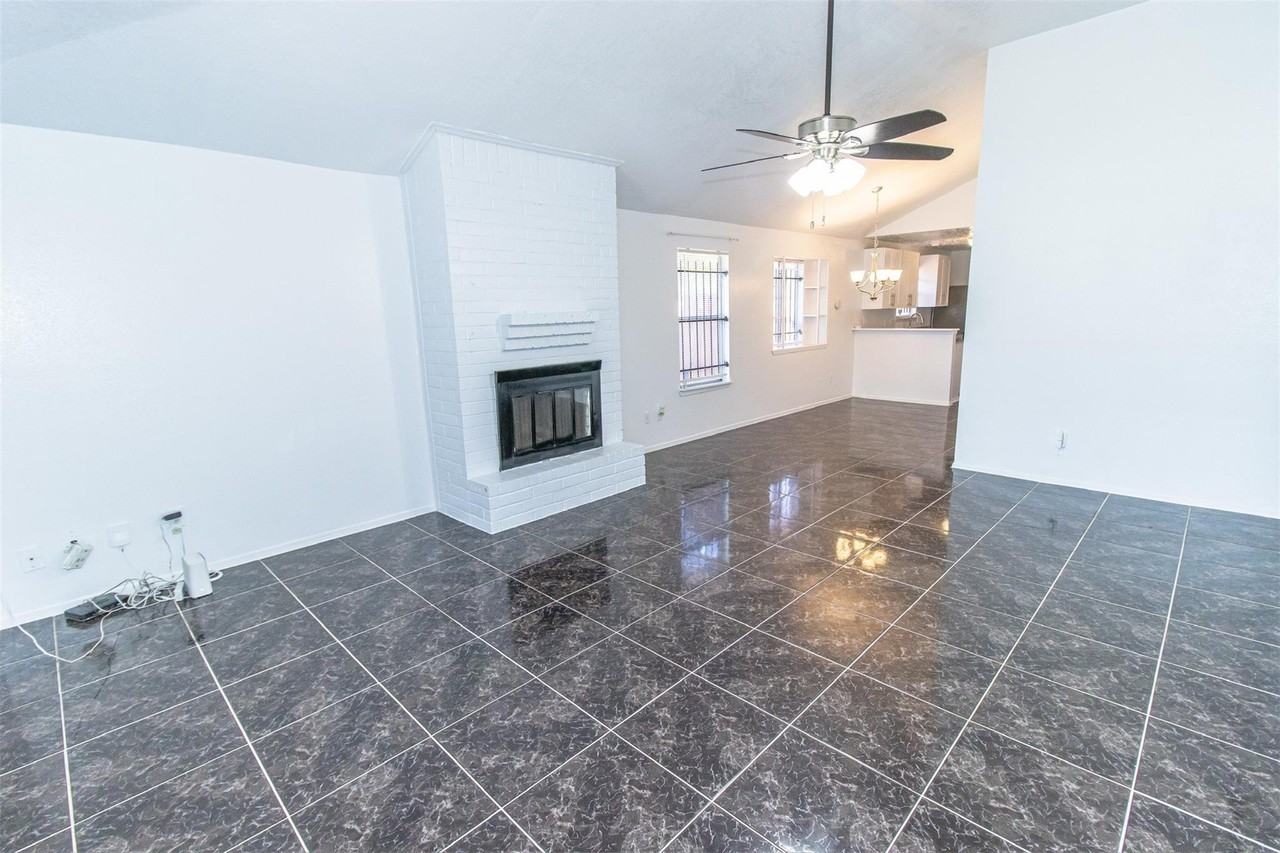 918 Littleport Ln - Photo 3 of 16