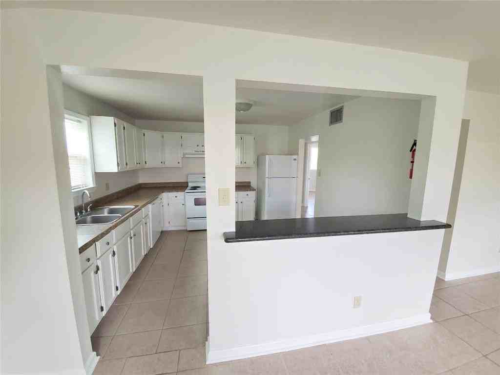 114 Zeta St ##A - Photo 4 of 11