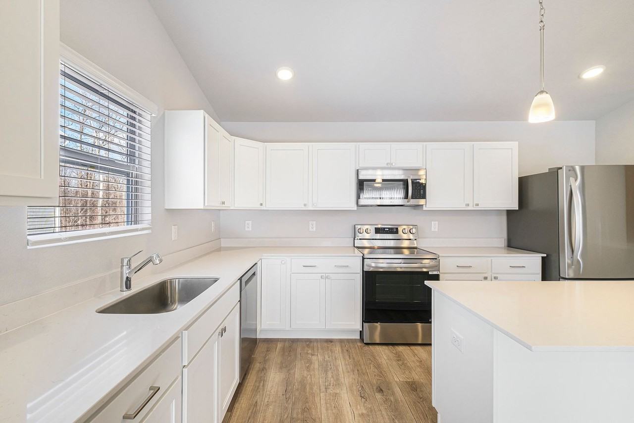 2372 Shadycroft Dr - Photo 4 of 21