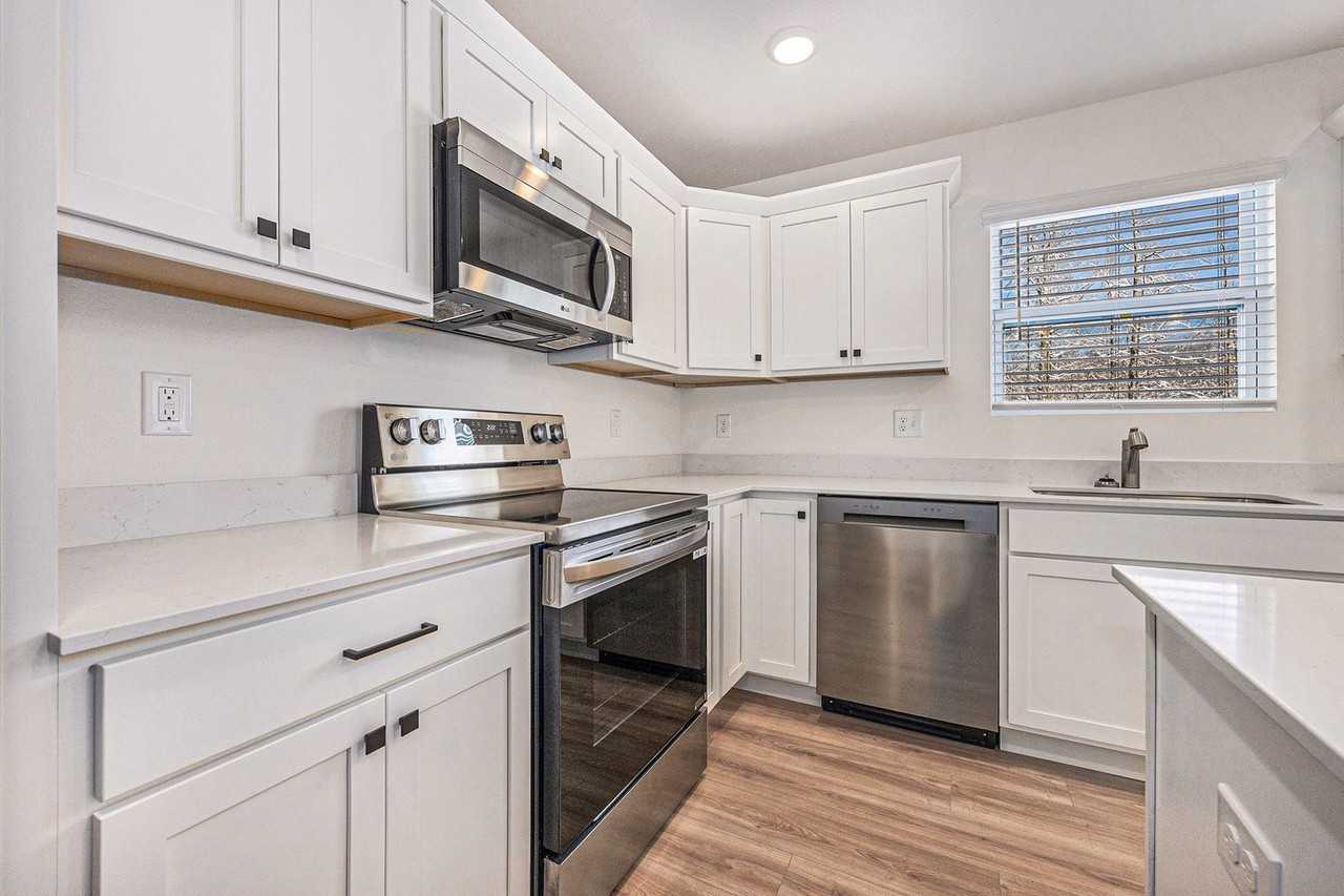 1306 Forest View Dr - Photo 3 of 27