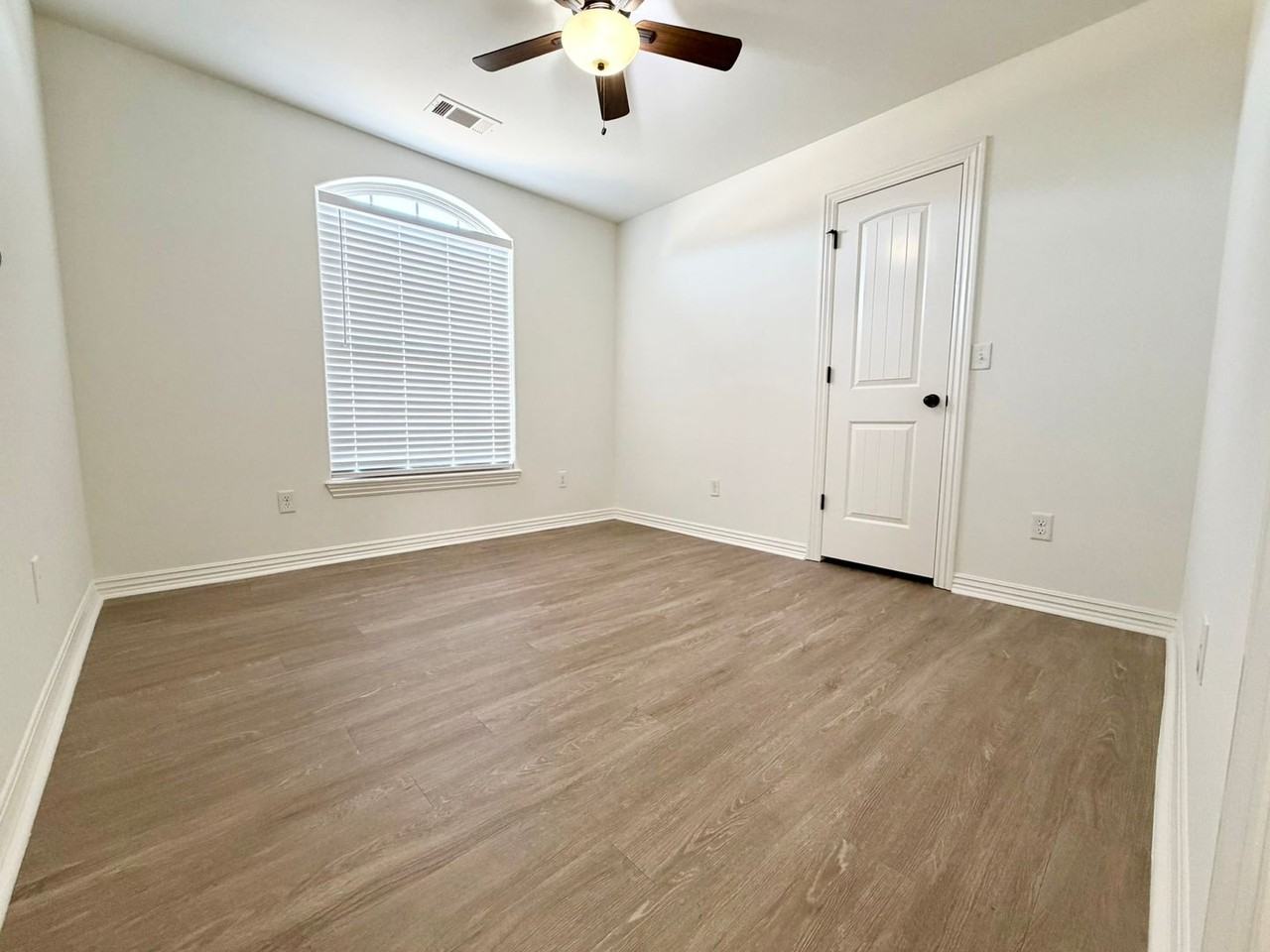 2912 S D Pl - Photo 3 of 21