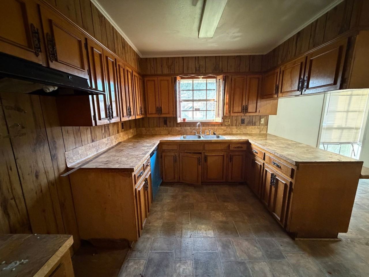 346 Richard St - Photo 2 of 9