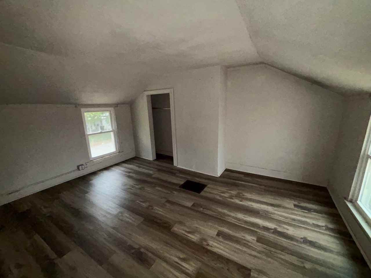 411 S Oak St - Photo 3 of 15