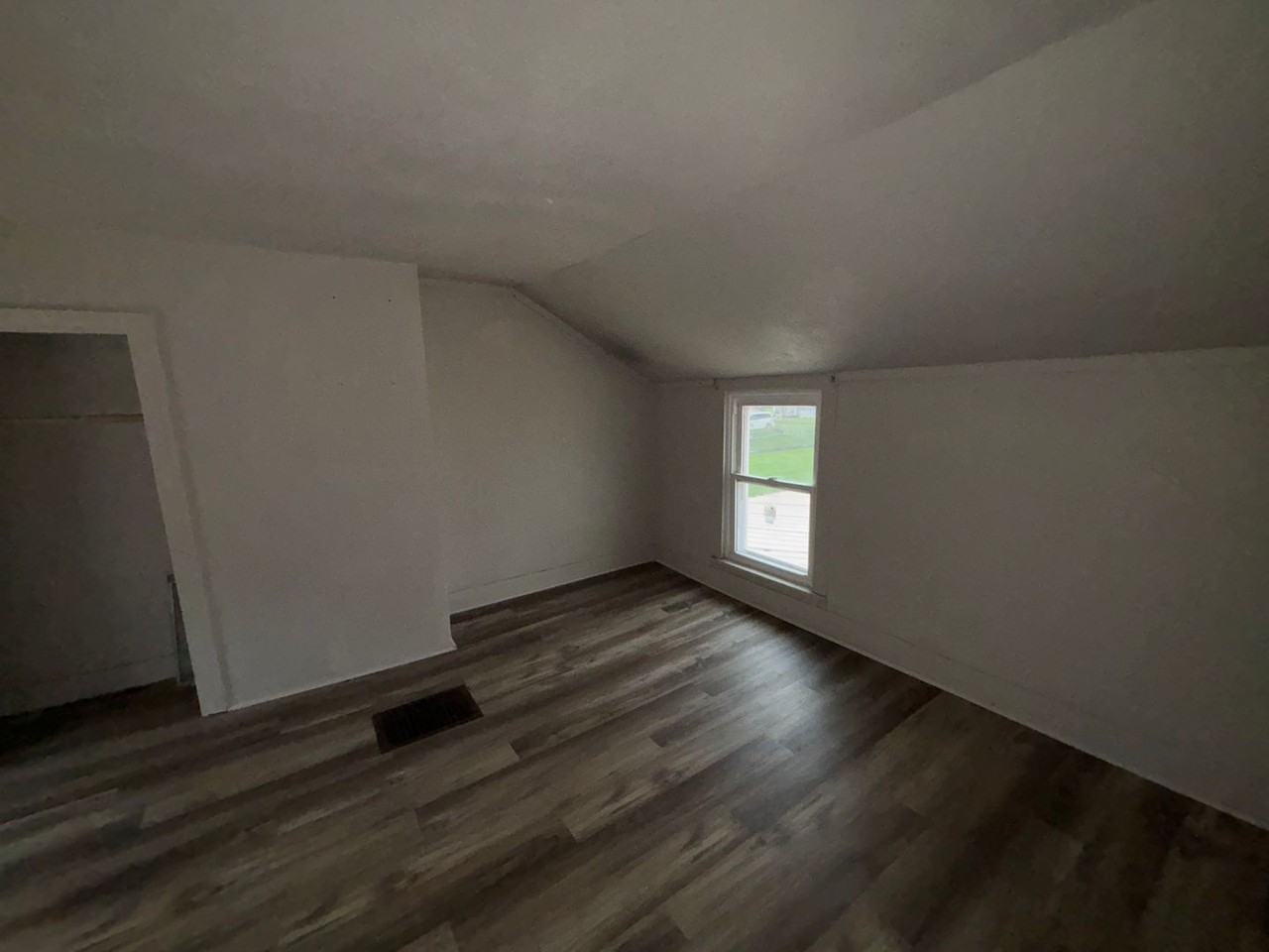 411 S Oak St - Photo 4 of 15