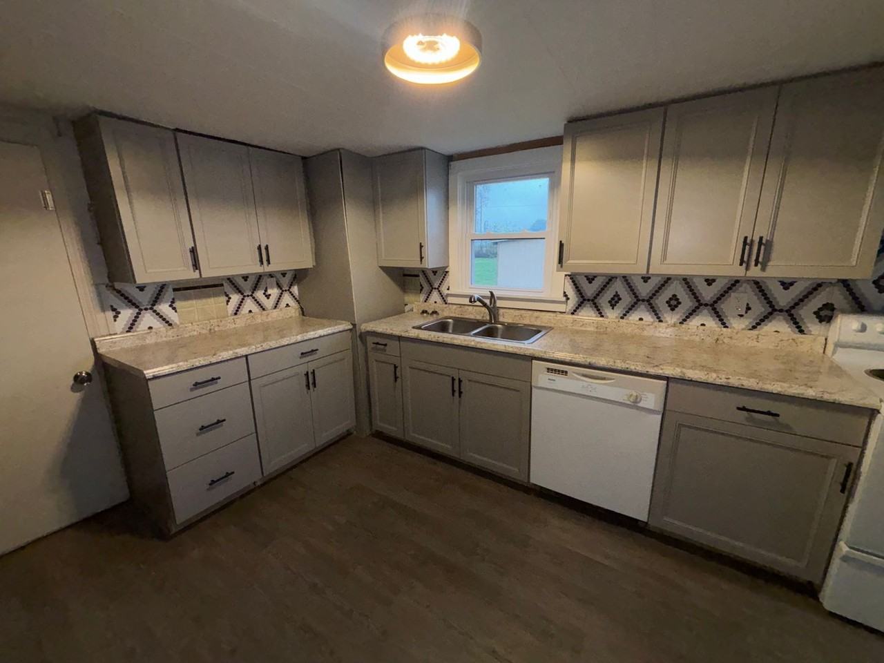 411 S Oak St - Photo 6 of 15