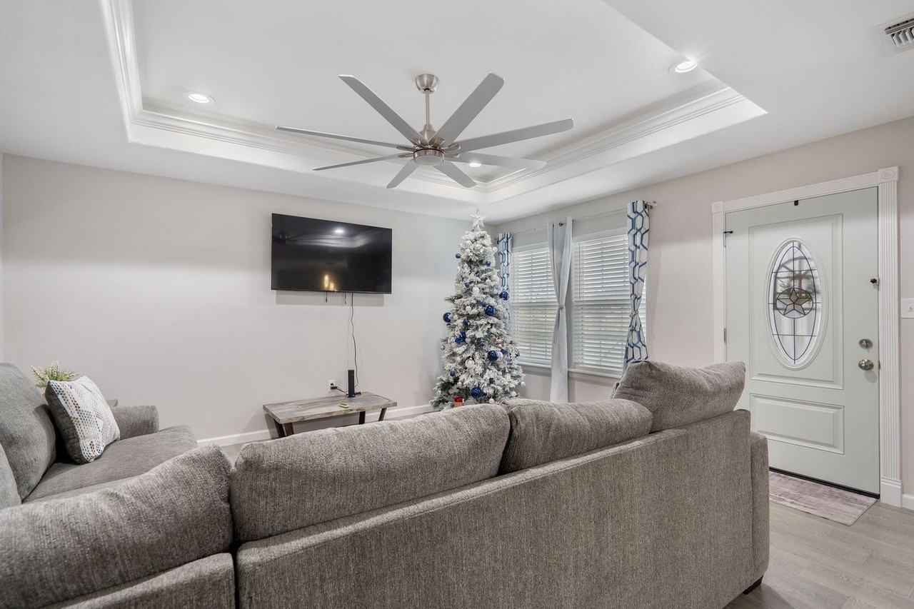 201 E Gutierrez St - Photo 3 of 22