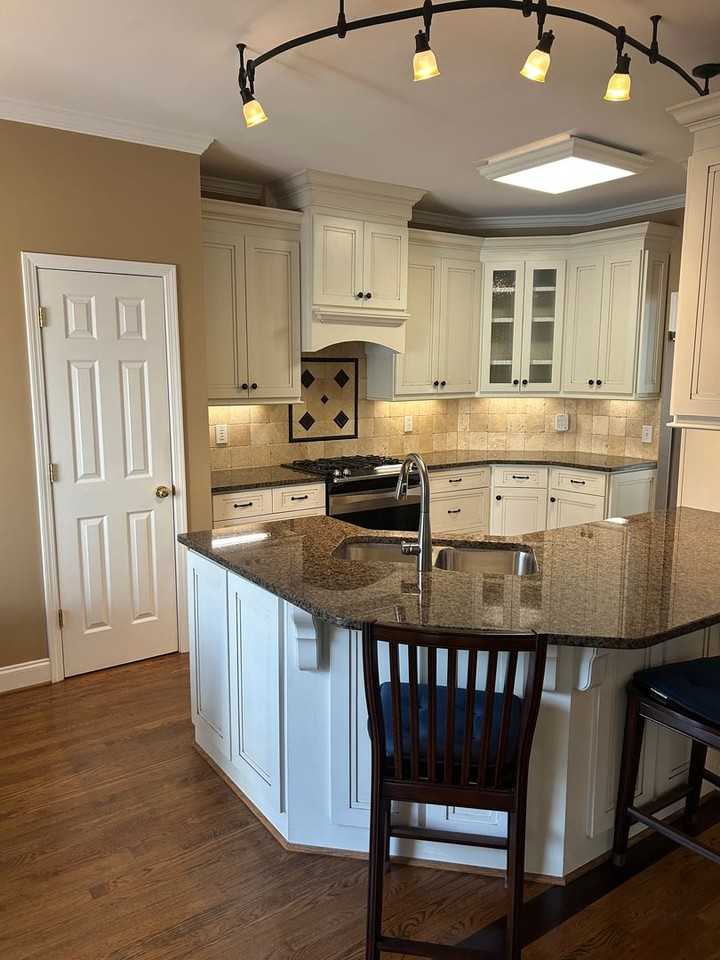 8 Amsterdam Ln - Photo 5 of 24