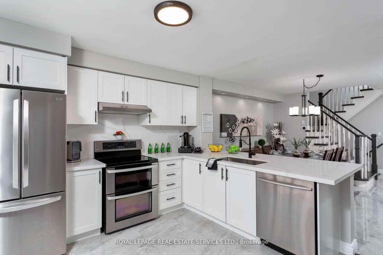 1619 Cartwright Crescent - Photo 3 of 5