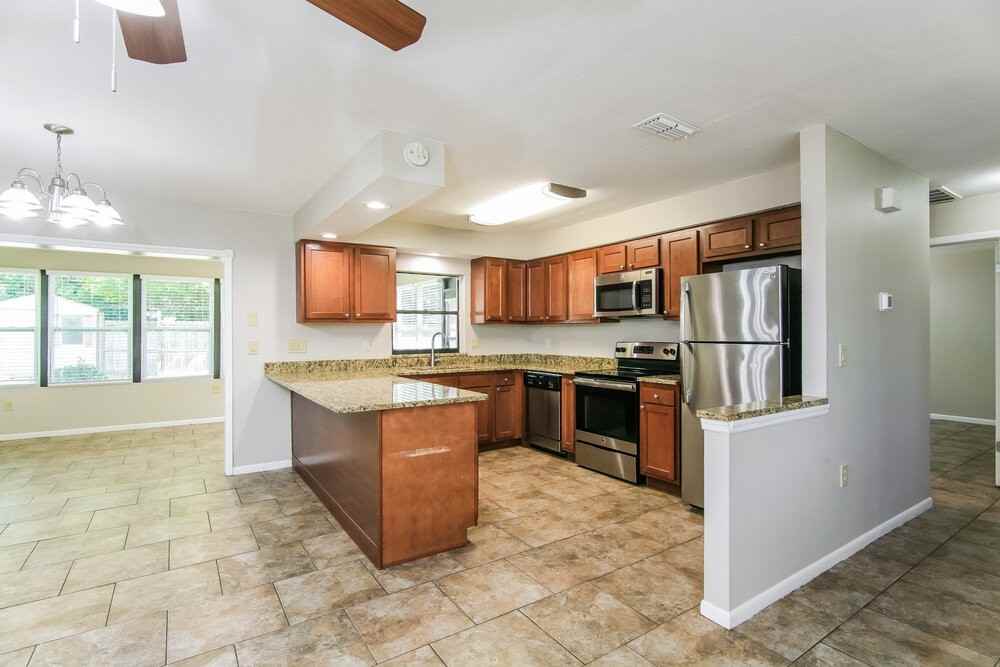 5286 Enfield Ave - Photo 7 of 16