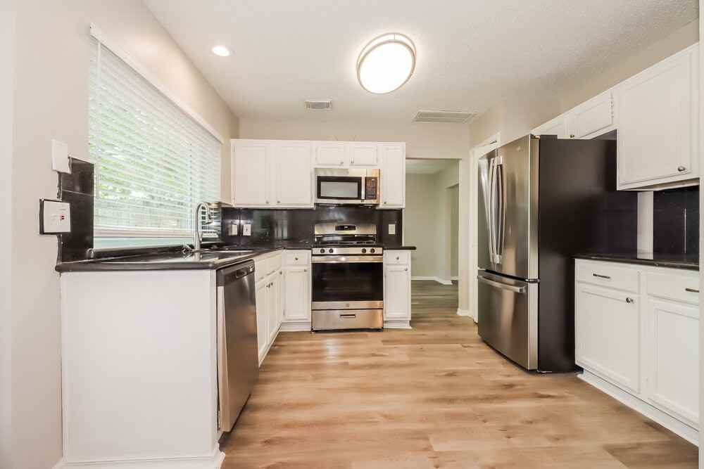 2806 Sunshine Cir - Photo 7 of 17