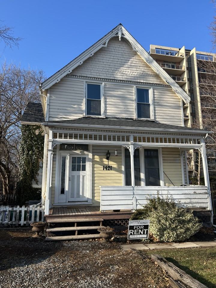 1421 Lakeshore Rd - Photo 2 of 10