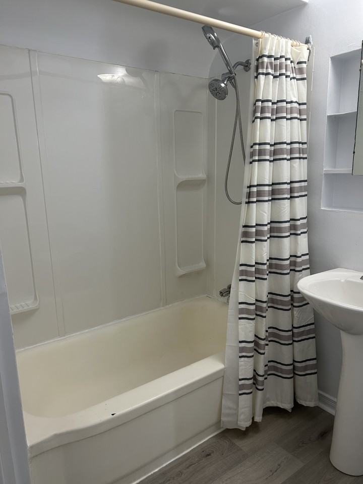 1421 Lakeshore Rd - Photo 4 of 10