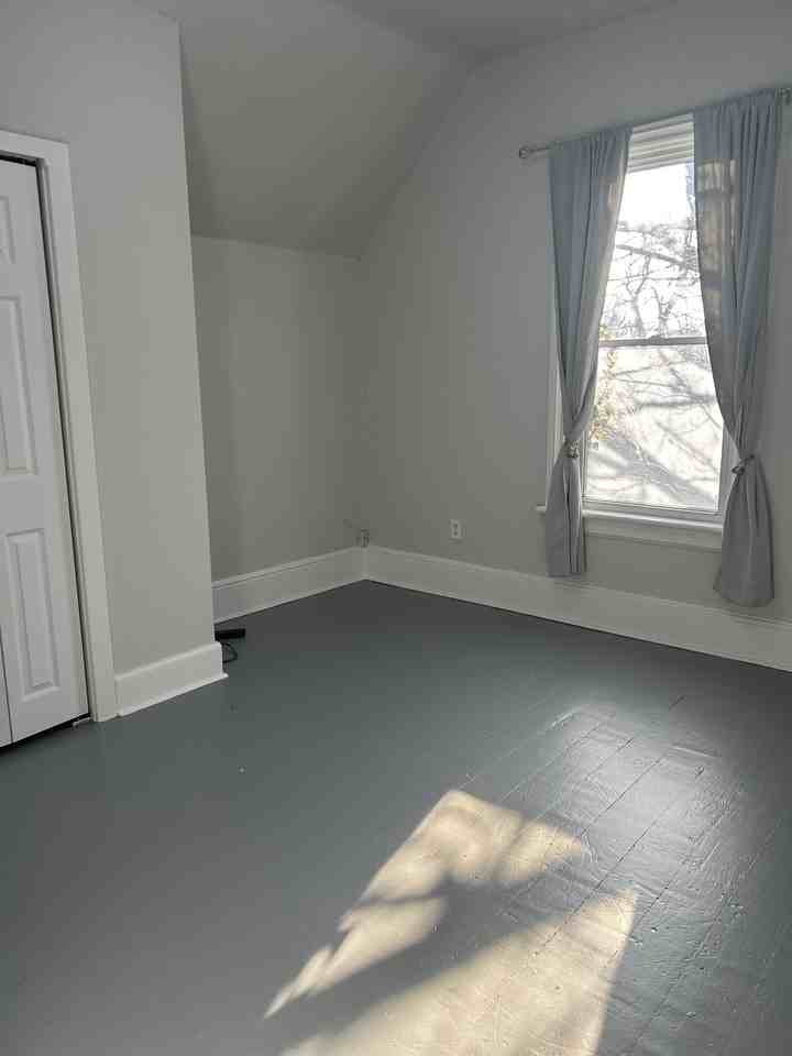 1421 Lakeshore Rd - Photo 5 of 10