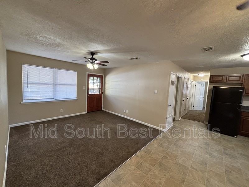 413 Lindenhurst Dr - Photo 4 of 15