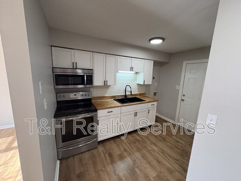 1608 W 58th St - Photo 5 of 14