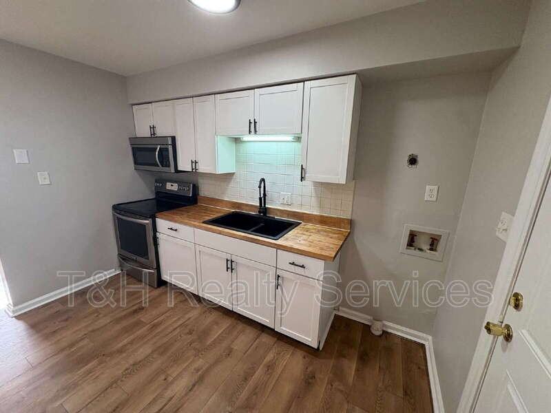 1608 W 58th St - Photo 6 of 14