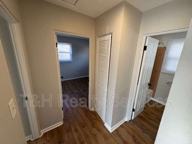 1608 W 58th St - Photo 7 of 14