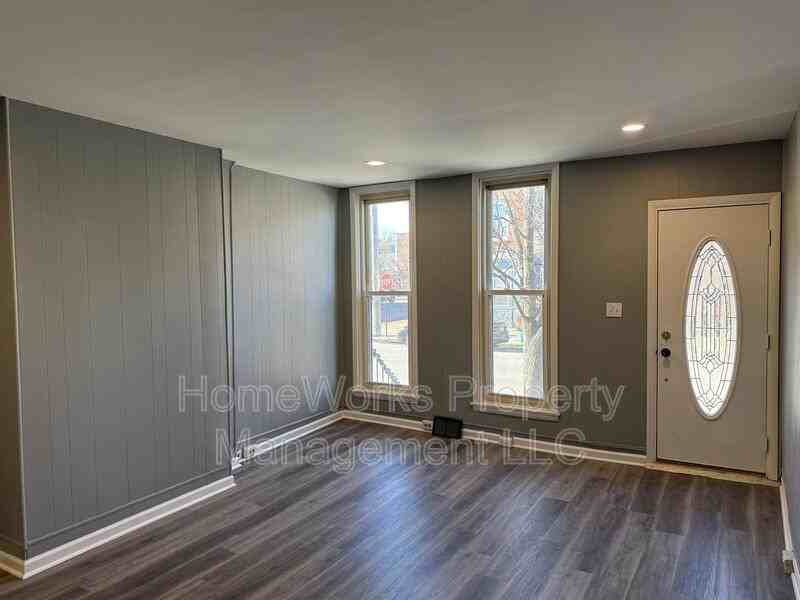 1139 Hull St - Photo 4 of 33