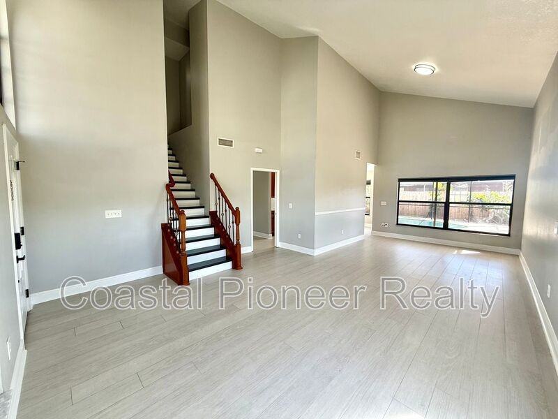 8758 Huntfield St - Photo 3 of 33