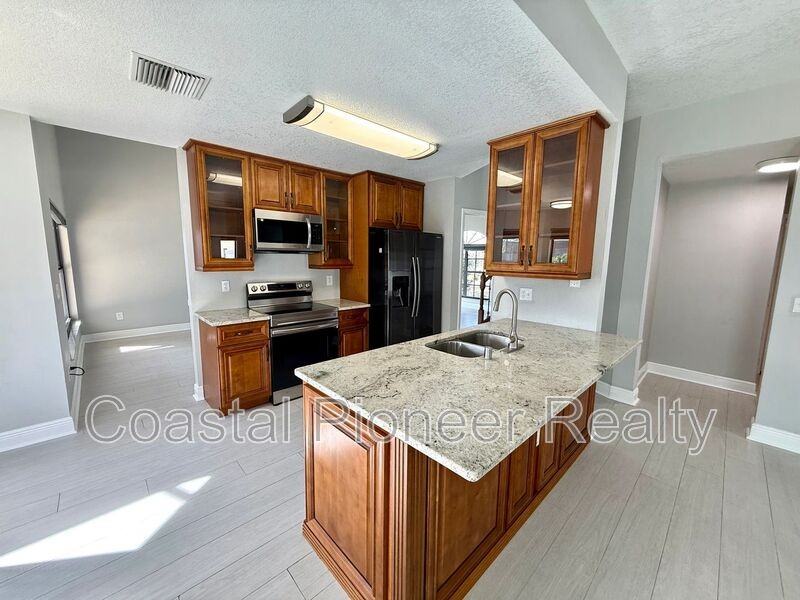 8758 Huntfield St - Photo 6 of 33