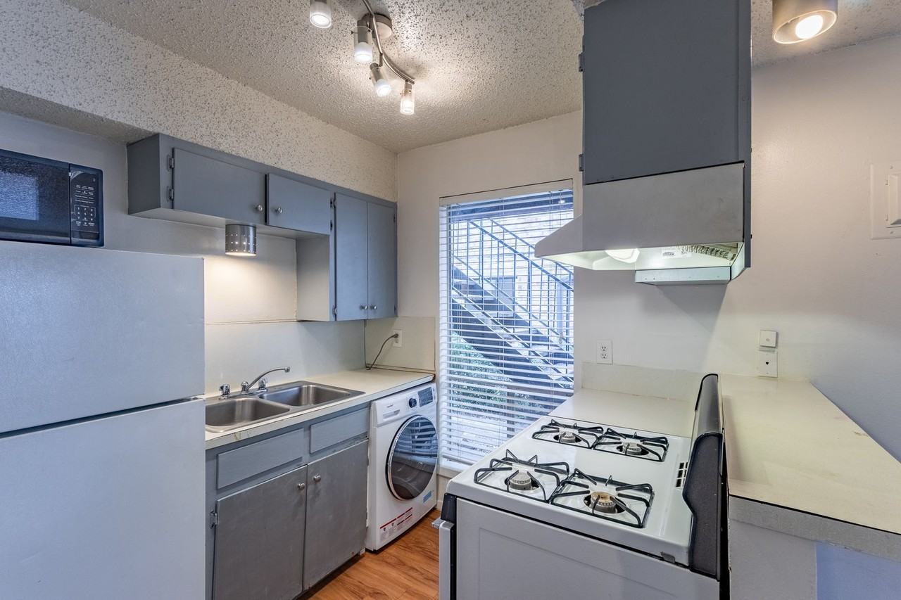 1011 W 23rd St #101 - Photo 7 of 12