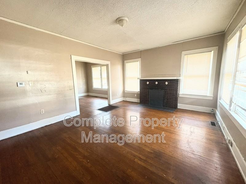 1313 4th Ter W - Photo 5 of 12